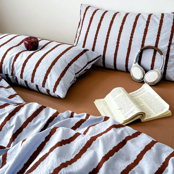 S63f682aff2774df9ab546cc67edfeae90.webp 3pcs Simple Pink Striped Duvet Cover Set